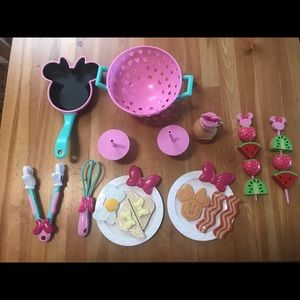 Disney Minnie Mouse brunch cooking play set.